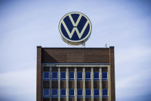 Logo nemeckej automobilky Volkswagen vo Wolfsburgu. Volkswagen v Devínskej Novej Vsi však čelí problémom v súvislosti s Trumpovými clami na dovoz áut z Európy.  FOTO: TASR/AP