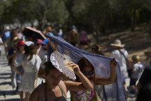 Pri Stredozemnom mori sú extrémne horúčavy stále častejšie. FOTO: TASR/AP/P. Giannakouris