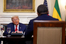 Americký prezident Donald Trump v Bielom dome rokoval o obchodných dohodách s predstaviteľmi Libérie, Gabonu, Mauritánie, Senegalu a Guiney-Bissau. FOTO: REUTERS