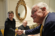 Ukrajinský prezident Volodymyr Zelenskyj a vyslanec amerického prezidenta Donalda Trumpa pre Ukrajinu a Rusko Keith Kellogg si podávajú ruky počas stretnutia v Ríme. FOTO: TASR/AP