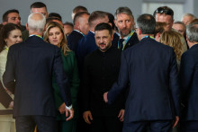 Ukrajinský prezident Volodymyr Zelenskyj prichádza na dvojdňovú konferenciu o obnove Ukrajiny v Ríme. FOTO: Reuters