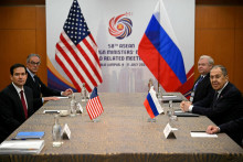 Americký minister zahraničných vecí Marco Rubio sa stretol s ruským ministrom zahraničných vecí Sergejom Lavrovom na okraji stretnutia ministrov zahraničných vecí ASEAN v Kuala Lumpure. FOTO: Reuters