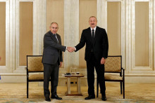 Arménsky premiér Nikol Pašinjan a azerbajdžanský prezident Ilham Alijev sa stretli v Abú Zabí v Spojených arabských emirátoch. FOTO: Reuters/Tlačová služba arménskeho premiéra