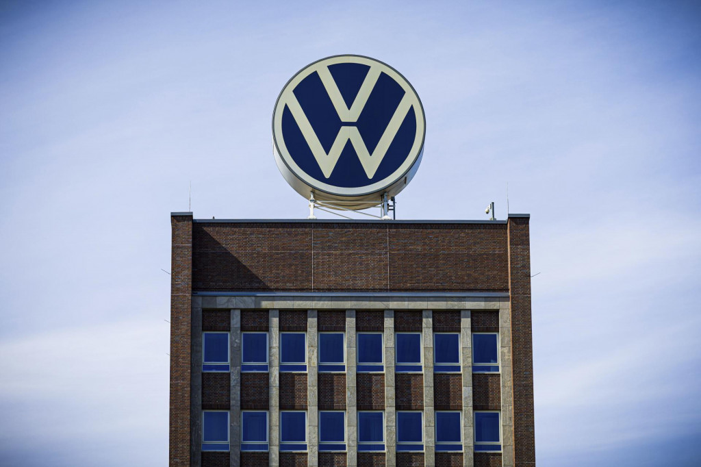 Logo nemeckej automobilky Volkswagen vo Wolfsburgu. Volkswagen v Devínskej Novej Vsi však čelí problémom v súvislosti s Trumpovými clami na dovoz áut z Európy.  FOTO: TASR/AP