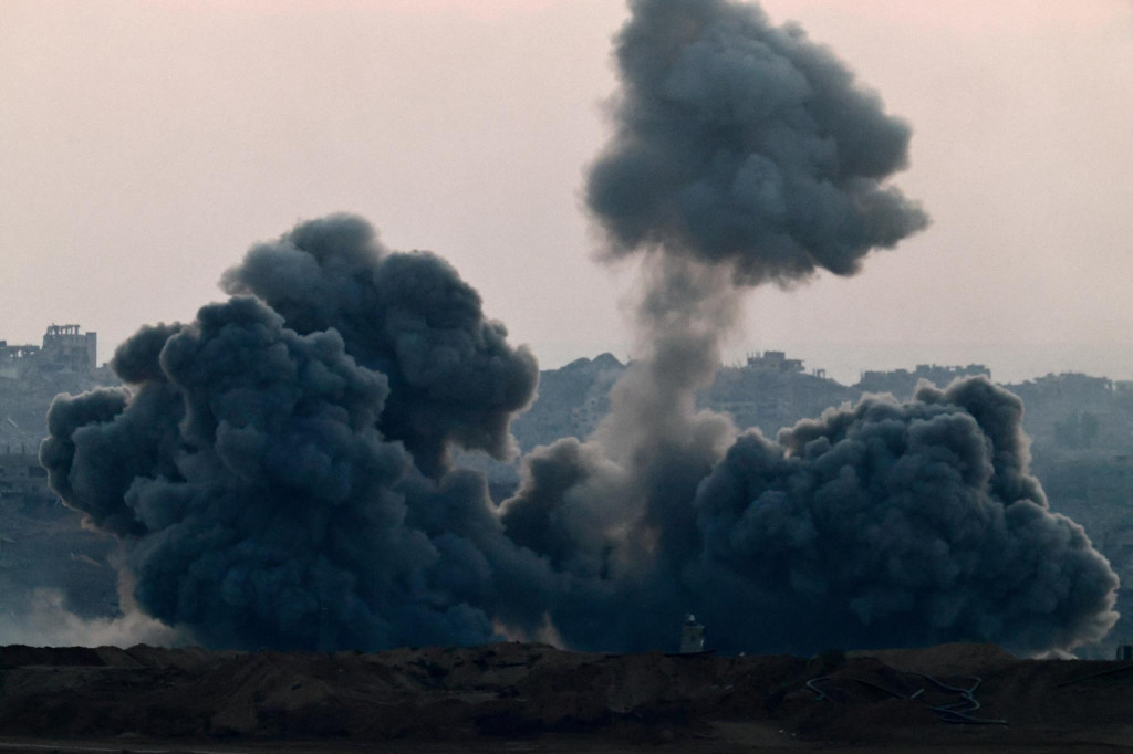Dym stúpa po výbuchu v Gaze. FOTO: Reuters