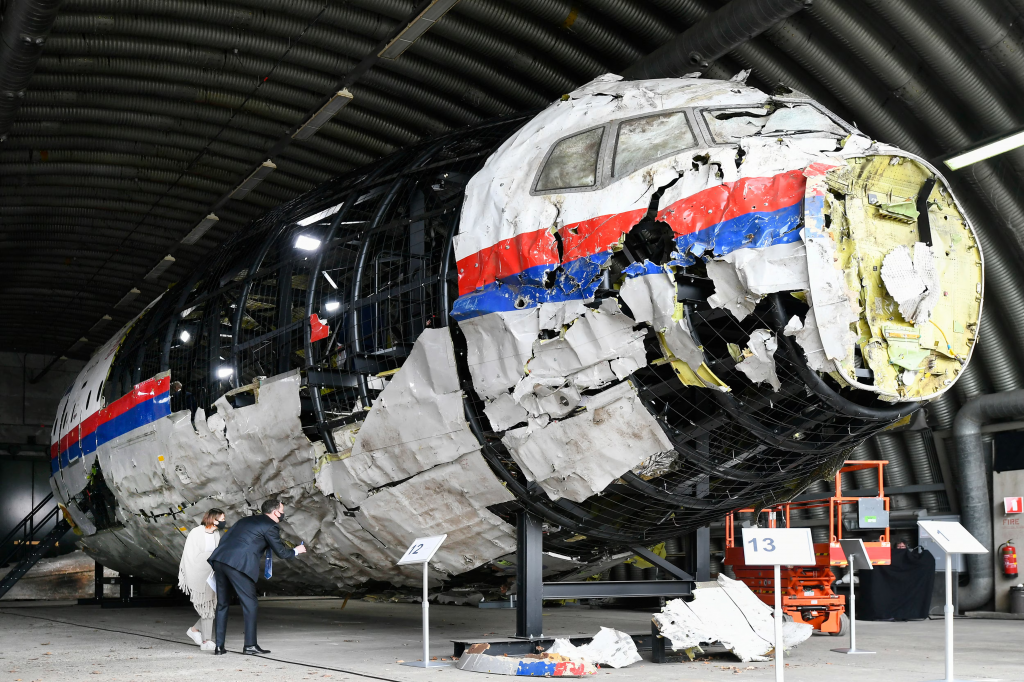 Zodpovednosť za zostrelenie lietadla Boeing 777 (let MH17) smerujúceho z Amsterdamu do Kuala Lumpur už v minulosti Rusku pripísal holandský súd a v máji tohto roka aj Medzinárodná organizácia pre civilné letectvo (ICAO). FOTO: REUTERS