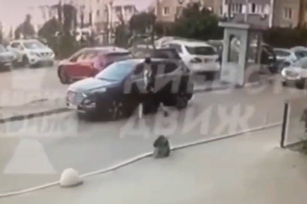 Páchateľ rannej streľby v Kyjeve uteká z miesta činu. FOTO: YT/GMC