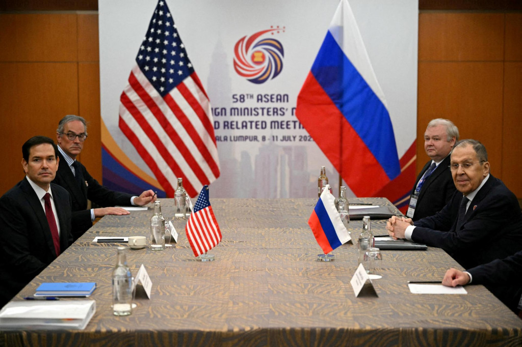 Americký minister zahraničných vecí Marco Rubio sa stretol s ruským ministrom zahraničných vecí Sergejom Lavrovom na okraji stretnutia ministrov zahraničných vecí ASEAN v Kuala Lumpure. FOTO: Reuters