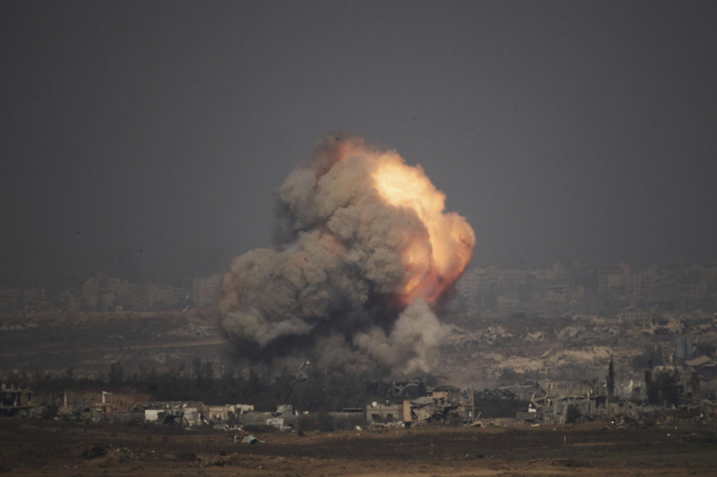 Dym a plamene stúpajú pri explózii po izraelskom bombardovaní severného Pásma Gazy. FOTO: TASR/AP