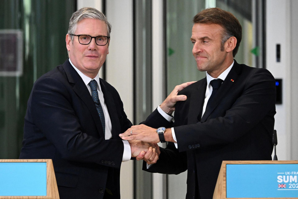 Britský premiér Keir Starmer a francúzsky prezident Emmanuel Macron. FOTO: Reuters
