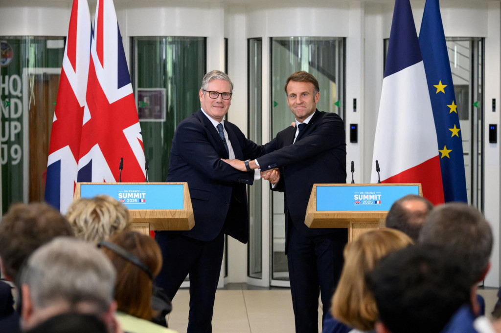 Britský premiér Keir Starmer a francúzsky prezident Emmanuel Macron. FOTO: Reuters