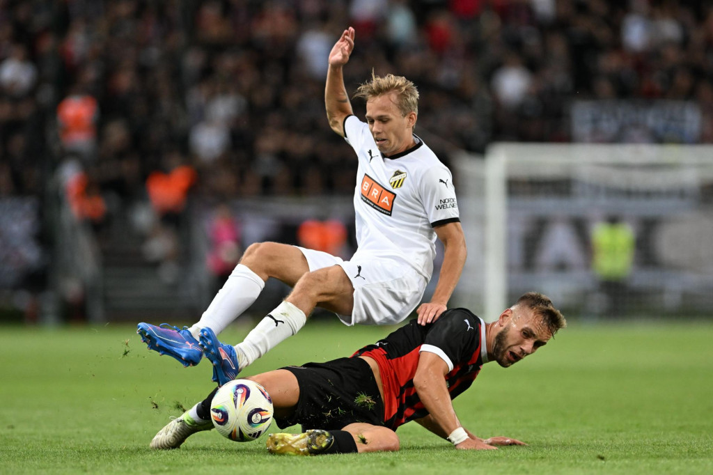 Vpravo hráč Trnavy Miloš Kratochvíl a hráč Häckenu Pontus Dahbo počas zápasu 1. predkola Európskej ligy medzi FC Spartak Trnava a BK Häcken v Trnave. FOTO: TASR/Lukáš Grinaj