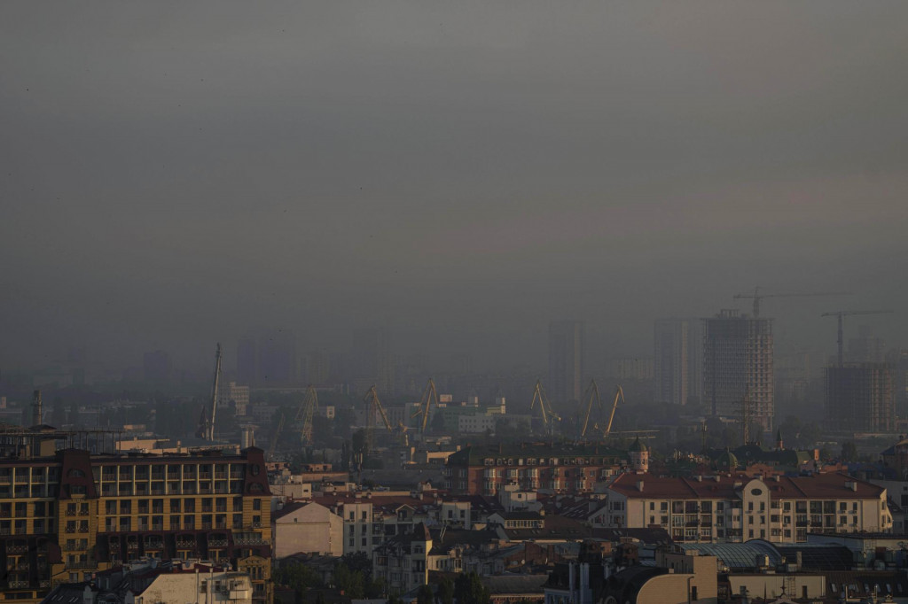 Dym nad ukrajinským mestom Kyjev po útoku ruskej armády. FOTO: TASR/AP