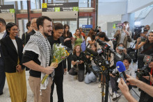 Propalestínsky aktivista Mahmúd Chálil (druhý zľava) počas tlačovej konferencie po jeho prepustení a prílete do amerického Newarku. FOTO: TASR/AP