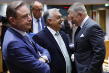 Belgický premiér Bart De Wever (zľava), nemecký kancelár Friedrich Merz, maďarský premiér Viktor Orbán a premiér Robert Fico. FOTO: TASR/AP