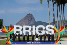 Predstavitelia krajín BRICS pózujú na samite v brazílskom Riu de Janeiro na ikonickej pláži Copacabana. FOTO: REUTERS