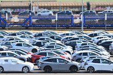 Nové elektromobily značky Volkswagen sú odparkované v závode. FOTO: TASR/DPA