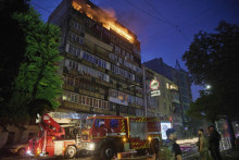 Požiar, ktorý zachvátil obytnú budovu po útoku ruskej armády na ukrajinskú metropolu Kyjev. FOTO: TASR/AP