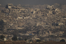 Zničené budovy po izraelskom bombardovaní severného Pásma Gazy. FOTO: TASR/AP