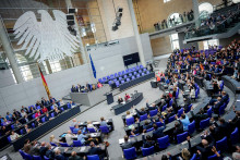 Poslanci hlasujú počas zasadnutia nemeckého Spolkového snemu. FOTO: TASR/DPA