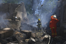 Hasiči zasahujú počas požiaru po ruskom útoku na ukrajinské mesto Odesa. FOTO: TASR/AP