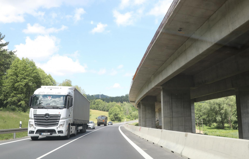 Doprastav a Strabag stavajú aj najdlhšiu estakádu medzi Kriváňom a Mýtnou.

FOTO: HN/Peter Mayer