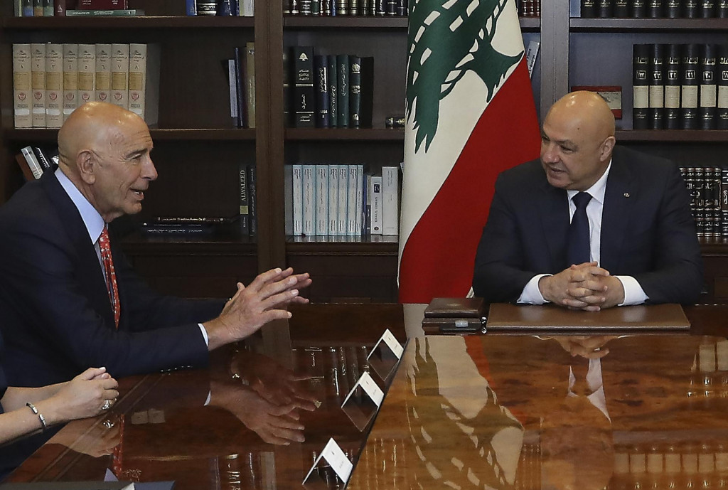 JB 33 Bejrút - Libanonský prezident Džúzíf Awn (vpravo) sa rozpráva s americkým veľvyslancom v Turecku a osobitným vyslancom pre Sýriu Tomom Barrackom počas ich stretnutia v prezidentskom paláci v Bábde, východne od Bejrútu. FOTO: TASR/AP