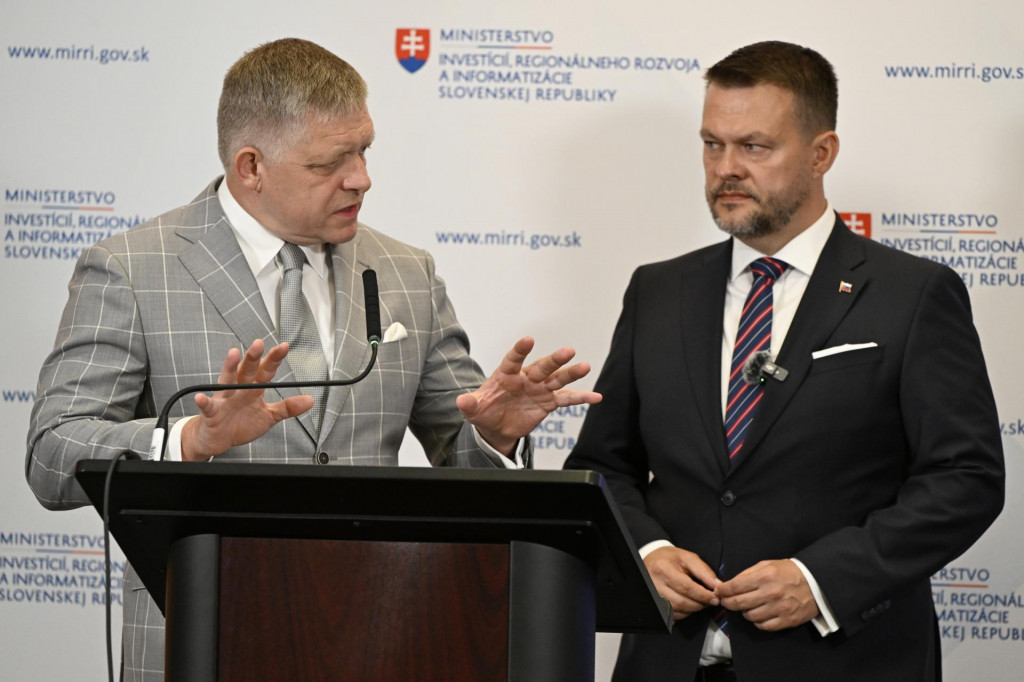 Na snímke zľava predseda vlády SR Robert Fico (Smer-SD) a minister investícií, regionálneho rozvoja a informatizácie SR Samuel Migaľ (nezávislý). FOTO: TASR/Pavel Neubauer