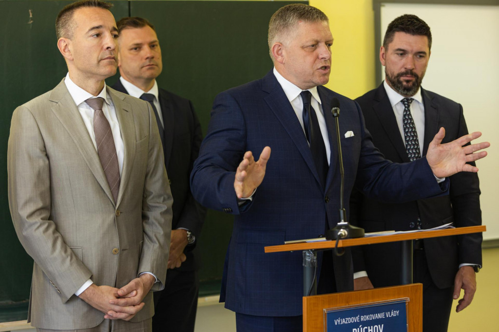 Zava minister školstva, výskumu, vývoja a mládeže Tomáš Drucker (Hlas-SD), podpredseda vlády a minister životného prostredia Tomáš Taraba (nominant SNS), predseda vlády Robert Fico (Smer-SD) a minister pôdohospodárstva a rozvoja vidieka Richard Takáč (Smer-SD). FOTO: TASR/Daniel Stehlík