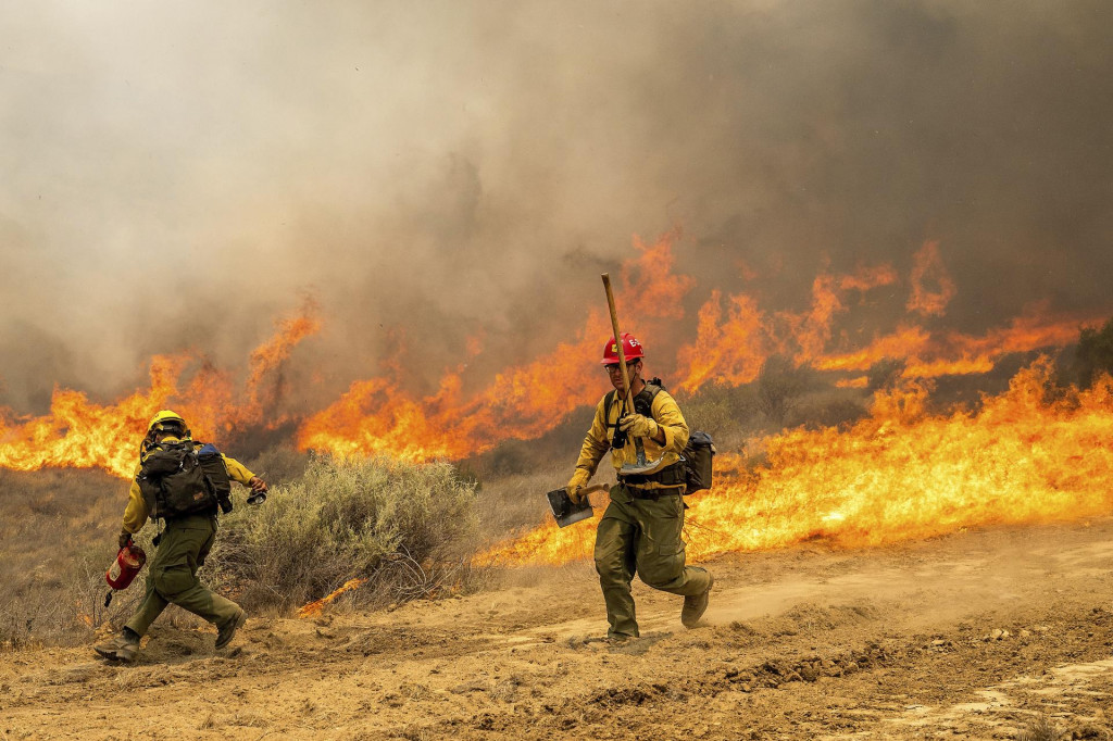 Hasiči zasahujú proti požiaru v okrese San Luis Obispo v Kalifornii. FOTO: TASR/AP