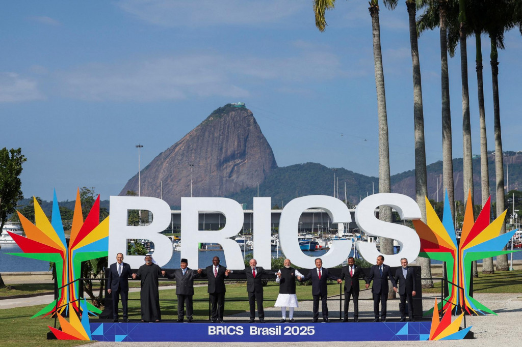 Predstavitelia krajín BRICS pózujú na samite v brazílskom Riu de Janeiro na ikonickej pláži Copacabana. FOTO: REUTERS