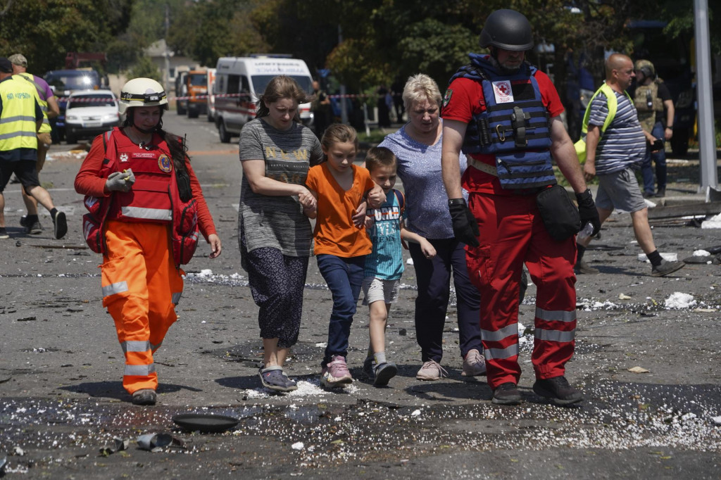 Zdravotníci pomahajú počas evakuácie obyvateľov po dronovom útoku ruskej armády v druhom najväčšom ukrajinskom meste Charkov. FOTO: TASR/AP