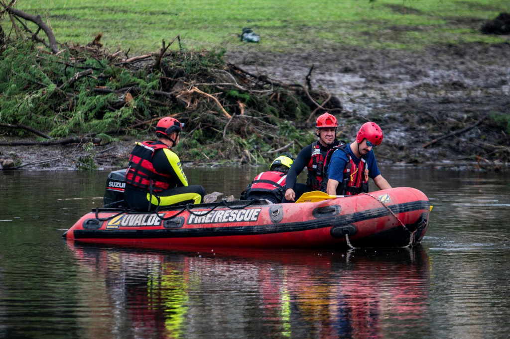 Záchranári hľadajú obete povodní v Texase. FOTO: Reuters