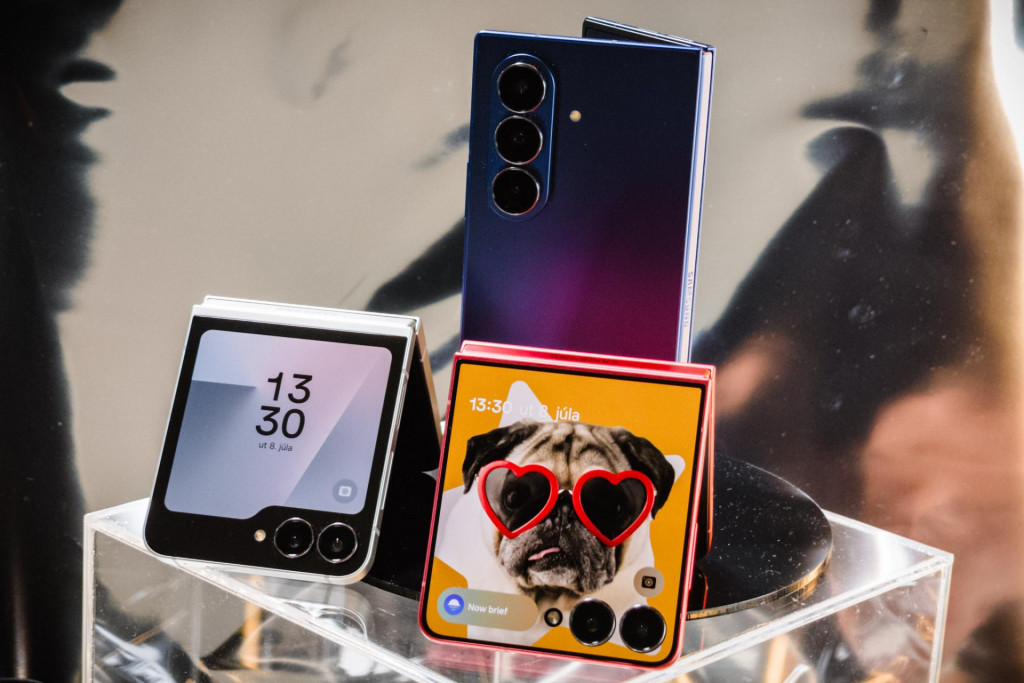 Samsung Galaxy Z Fold 7 (modrý), Samsung Galaxy Z Flip 7 (červený) a Samsung Galaxy Z Flip 7 FE (biely)