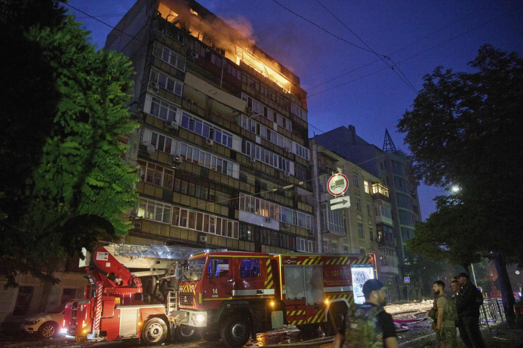 Požiar, ktorý zachvátil obytnú budovu po útoku ruskej armády na ukrajinskú metropolu Kyjev. FOTO: TASR/AP