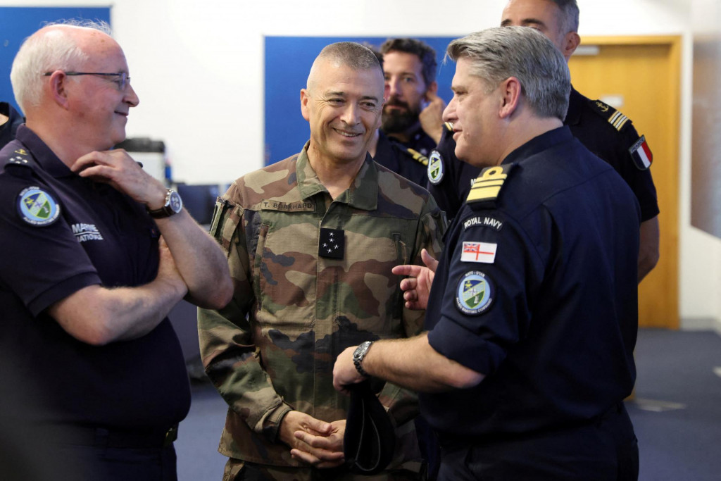Viceadmirál francúzskej námornej pechoty Didier Maleterre, náčelník generálneho štábu obrany Francúzska generál Thierry Burkhard a viceadmirál Kráľovského námorníctva Mike Utley. FOTO: Reuters