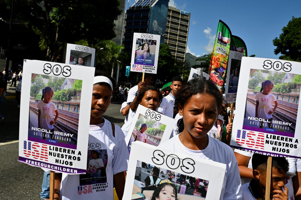 Demonštranti držia transparenty s nápisom „SOS, USA, prepustite naše deti“ a s fotografiami venezuelských detí migrantov. FOTO: Reuters