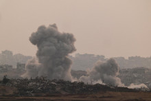 Dym stúpa z Gazy. FOTO: Reuters