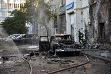 Hasiči pracujú na mieste budov poškodených počas ruských útokov vo Ľvove. FOTO: Reuters