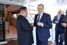 Severokórejský vodca Kim Čong-un si podáva ruku s ruským ministrom zahraničných vecí Sergejom Lavrovom. FOTO: Reuters/Ruské ministerstvo zahraničných vecí