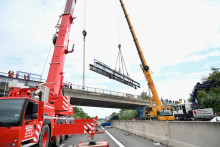 Montáž cyklomosta ponad diaľnicu D1 pri obci Zavar v okrese Trnava. FOTO: TASR/Lukáš Grinaj