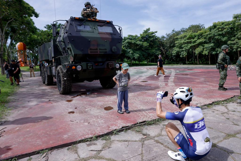 Dve obrnené vozidlá so systémom HIMARS spozorovali v blízkosti tretieho najväčšieho mesta Tchaj-čung. FOTO: Reuters