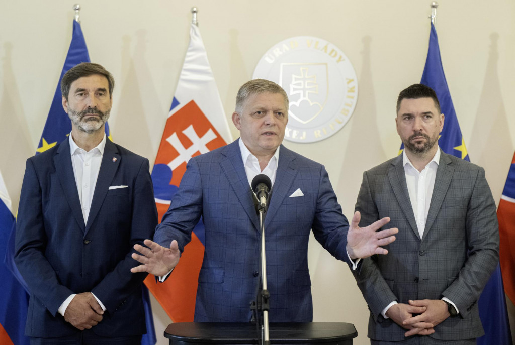 Predseda vl&aacute;dy Robert Fico, vľavo minister zahraničn&yacute;ch vec&iacute; a eur&oacute;pskych z&aacute;ležitost&iacute; Juraj Blan&aacute;r a vpravo minister p&ocirc;dohospod&aacute;rstva a rozvoja vidieka Richard Tak&aacute;č. FOTO: TASR/Martin Baumann