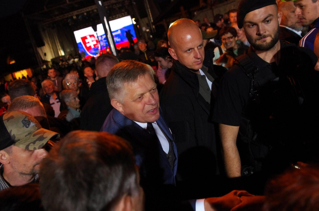 Predseda vlády Robert Fico sa zdraví s ľuďmi počas 21. ročníka osláv Dňa zvrchovanosti Slovenskej republiky v Starej Bystrici. FOTO: TASR/Milan Podmaník