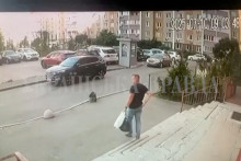 Záznam z bezpečnostných kamier ukazuje príslušníka Bezpečnostnej služby Ukrajiny, ako schádza po schodoch chvíľu predtým, ako bol zastrelený v Kyjeve. FOTO: Reuters