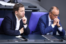 Nemecký kancelár Friedrich Merz sedí vedľa ministra financií Larsa Klingbeila. FOTO: Reuters