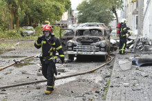Hasiči zasahujú na mieste po ruskom útoku na ukrajinské mesto Ľvov. FOTO: TASR/AP