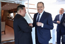 Ruský minister zahraničných vecí Sergej Lavrov (vpravo) a severokórejský vodca Kim Čong-un si podávajú ruky počas stretnutia v severokórejskom meste Wonsan. FOTO TASR/AP