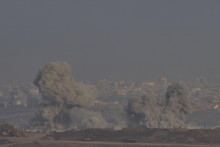 Hustý dym, ktorý je viditeľný z juhu Izraela, stúpa k oblohe po bombardovaní Pásme Gazy. FOTO: TASR/AP