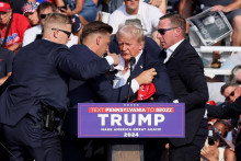 Donald Trump po atentáte. FOTO: Reuters
